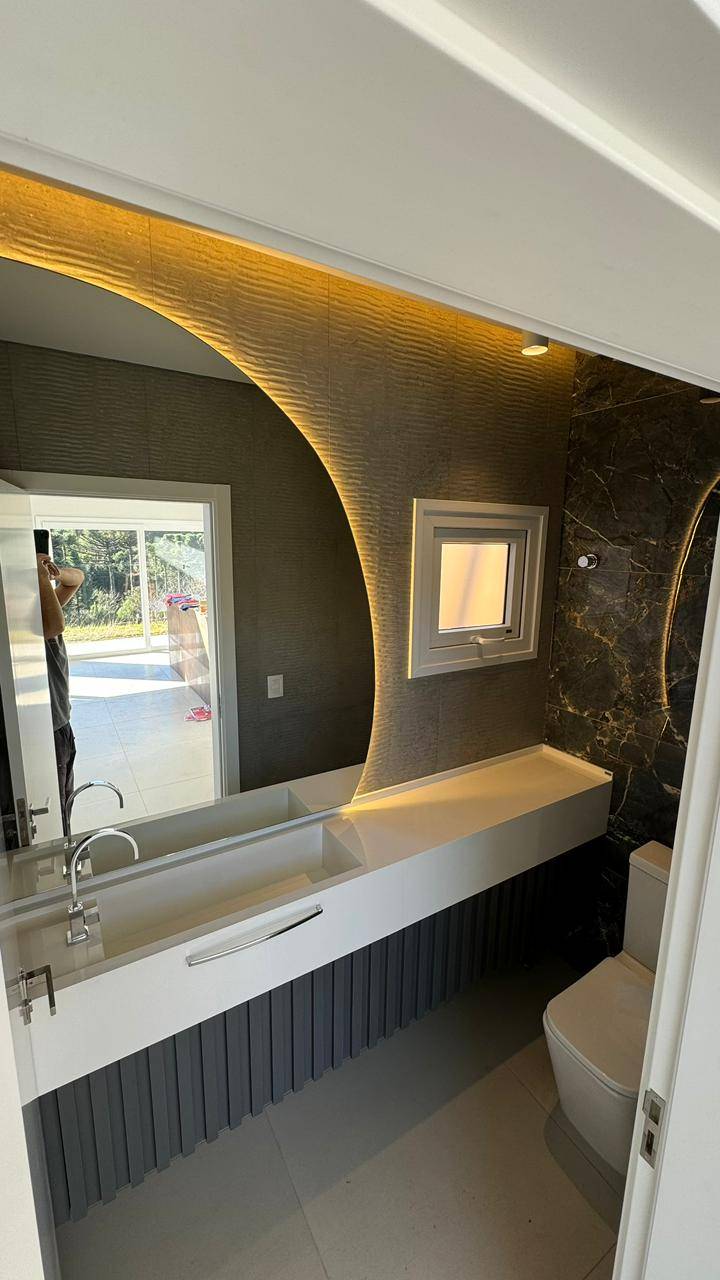 Cuba esculpida em porcelanato branco com ralo oculto.